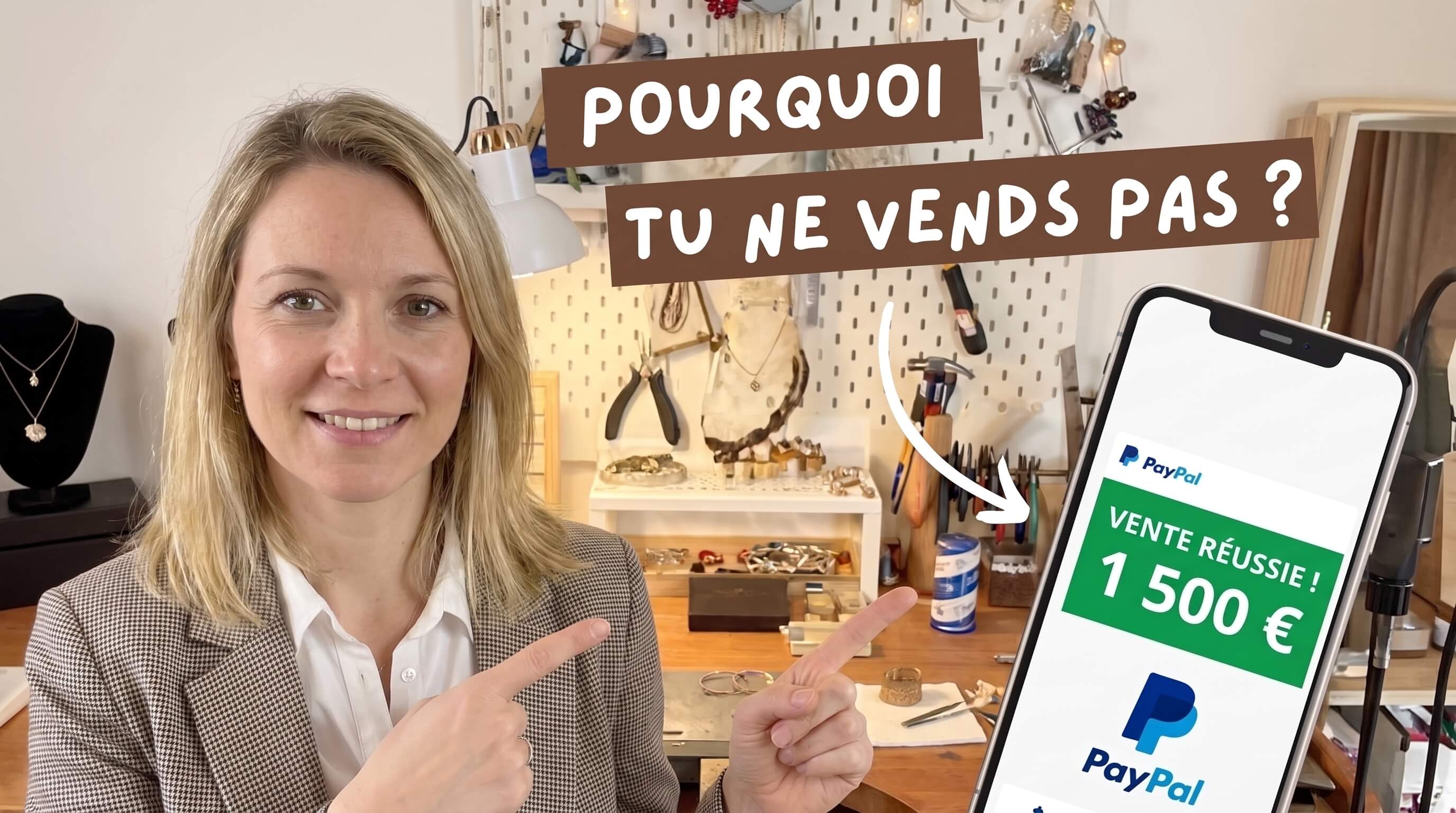 Client hésitant devant le panier d'une boutique en ligne sur mobile