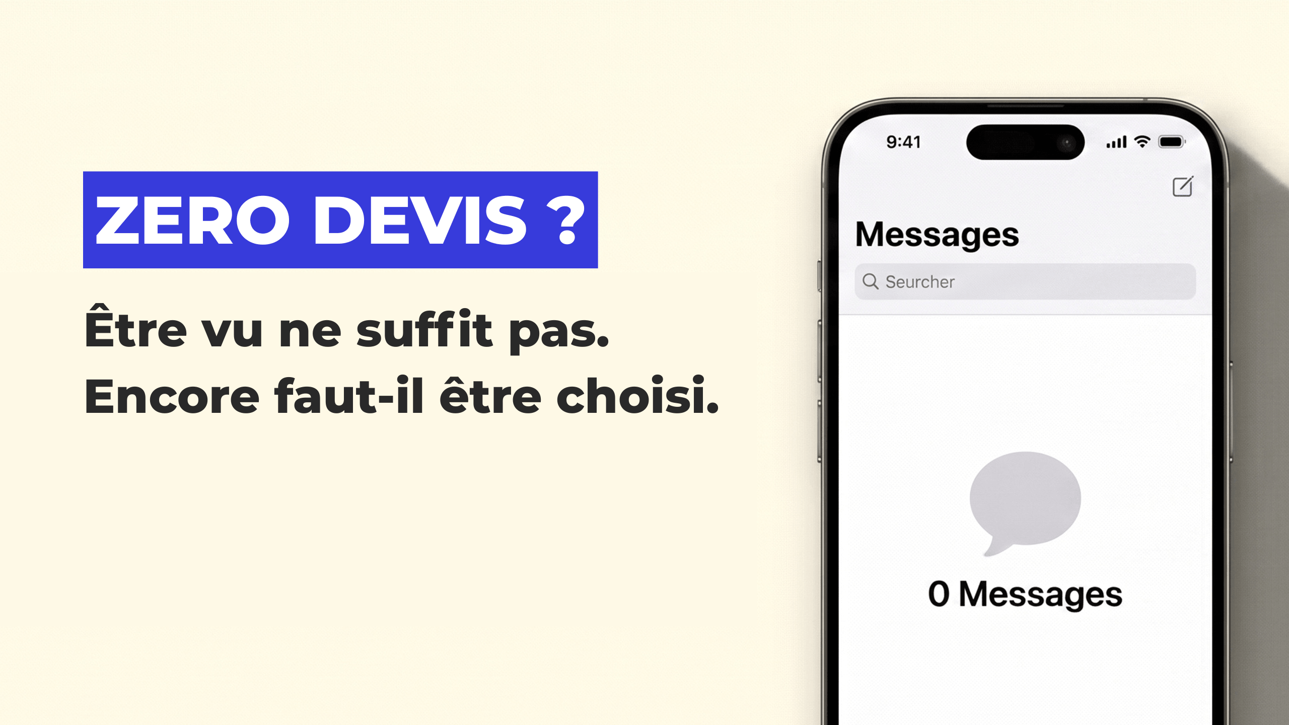 Artisan du bâtiment consultant une demande de devis sur son téléphone